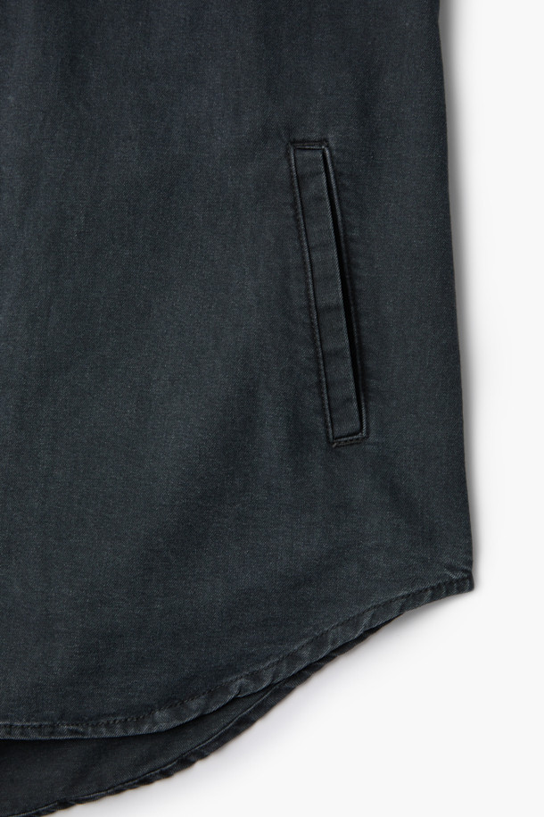 [epigram(에피그램) 여성] 그레이 후드 데님셔켓은 간절기와 겨울철에 안성맞춤인 캐주얼 스타일의 셔켓입니다. 부드러운 촉감의 데님 소재에 다크 그레이 컬러, 루즈핏으로 편안한 착용감을 선사합니다. 힙 기장의 무지 디자인으로, 세미 드롭 숄더와 사이드 포켓, 스트링, 금속 팁 장식, 더블 스티치 마감 등의 디테일이 돋보입니다. 후드 디자인과 긴 소매로 보온성을 더하며, 스냅 여밈 방식으로 간편하게 착용할 수 있습니다. 동네 마실룩이나 겨울 데일리룩에 미니멀하고 클래식한 무드로 연출해보세요.
