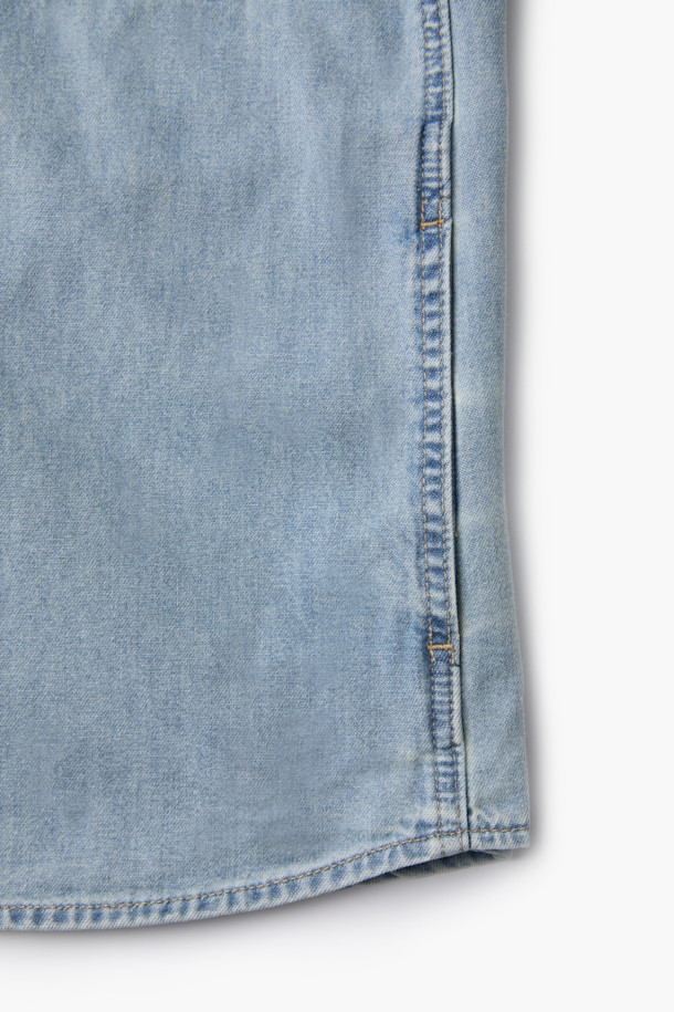 [epigram(에피그램) 여성] 인디고 데님 셔켓은 빈티지한 무드의 여성 의류입니다. 가볍고 부드러운 데님 소재로 제작되었으며, 루즈핏으로 편안한 착용감을 선사합니다. 셔츠 칼라와 긴 소매, 가슴 아웃포켓과 사이드 포켓으로 실용성을 더했으며, 브러쉬 워싱, 더블 스티치, 세미 드롭 숄더, 뒷판 턱 디테일 등 섬세한 디테일이 돋보입니다. 간절기 및 겨울철, 동네 마실룩이나 데일리룩으로 캐주얼하고 클래식하게 연출하기 좋습니다. 스냅 여밈 방식으로 간편하게 착용할 수 있습니다.
