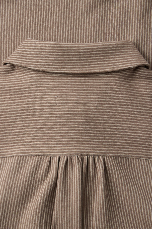 [epigram(에피그램) 여성] 플란넬 스트라이프 셔츠는 부드러운 플란넬 소재로 제작되어 겨울철에도 따뜻하게 착용할 수 있습니다. 멜란지 브라운과 화이트 컬러의 스트라이프 패턴이 베이직하면서도 클래식한 분위기를 연출합니다. 루즈핏으로 편안함을 더하고, 긴소매와 칼라 디자인으로 포멀한 느낌을 줍니다. 반오픈 스타일과 싸개 단추 마감, 뒷면 셔링 디테일이 돋보이며, 겨울 데일리룩이나 카페룩에 잘 어울립니다.
