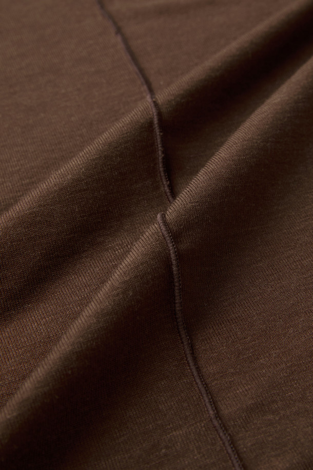 [epigram여성] 울 혼방 레이어드 라운드 티셔츠는 간절기에 적합한 여성 티셔츠입니다. 브라운 컬러의 울 혼방 소재로 제작되어 부드러운 촉감을 자랑하며, 슬림핏 디자인으로 여성스러운 실루엣을 연출합니다. 웨이브 패턴과 긴 소매, 레이어드 스타일이 특징이며, 단독 착용 또는 이너로 활용 가능합니다. 라운드넥으로 편안함을 더했으며, 데이트룩, 카페룩, 클래식, 미니멀, 캐주얼 등 다양한 스타일 연출에 용이합니다. 특히 신축성이 있어 활동성을 높여 줍니다.
