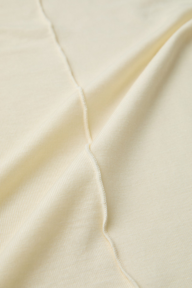 [epigram 여성] 울혼방 레이어드 라운드 티셔츠는 간절기에 적합한 베이직 스타일의 여성 티셔츠입니다. 아이보리 색상의 슬림핏으로, 부드러운 울 혼방 소재로 제작되어 편안한 착용감을 선사합니다. 레이어드 스타일로 디자인되어 단독 착용은 물론, 다양한 스타일링에 활용하기 좋습니다. 라운드넥과 긴 소매, 그리고 매단과 뒷 중심 웨이브 디테일이 특징이며, 데이트룩과 카페룩에 잘 어울립니다. 이너로 활용하기에도 적합합니다.
