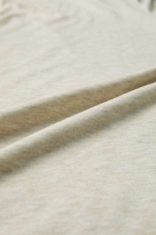 [epigram 여성] 울 혼방 레이어드 터틀넥 티셔츠는 겨울철 따뜻함과 스타일을 동시에 잡을 수 있는 베이직한 디자인의 여성 티셔츠입니다. 부드러운 촉감의 울 혼방 소재로 제작되어 보온성이 뛰어나며, 레귤러 핏으로 편안하게 착용할 수 있습니다. 아이보리 컬러의 무지 디자인에 긴 소매와 두꺼운 두께감으로 포근함을 더했습니다. 레이어드 스타일을 연출하기 좋으며, 슬릿 디테일과 웨이브 소매단이 특징입니다. 겨울 데일리룩이나 집콕룩에 활용하기 좋은, 클래식, 미니멀, 캐주얼 스타일을 아우르는 아이템입니다.
