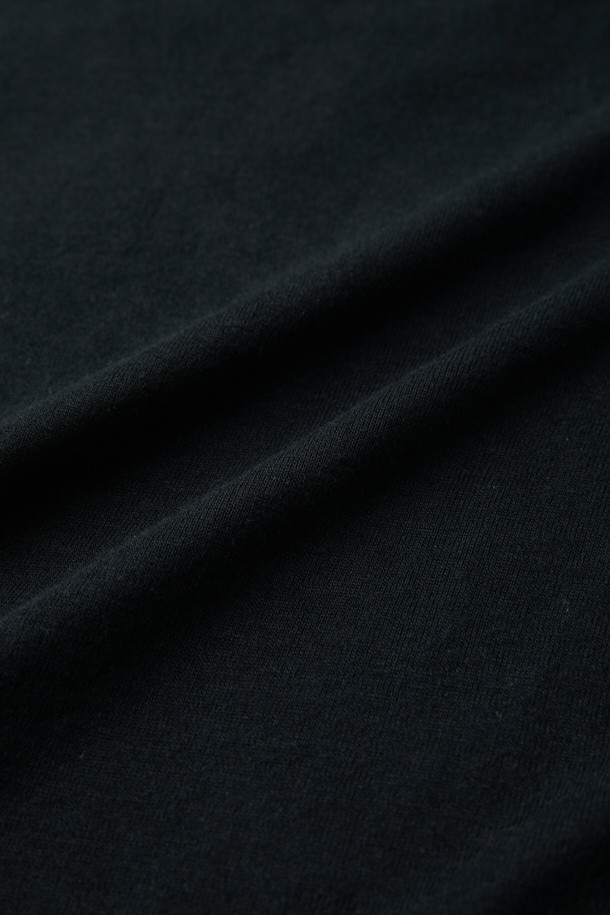 **epigram(에피그램) 여성 울 혼방 레이어드 터틀넥 티셔츠**

부드러운 울 혼방 소재로 제작되어 포근한 착용감을 선사하는 [epigram(에피그램)] 여성 터틀넥 티셔츠입니다. 베이직한 디자인에 레이어드 스타일과 슬릿 디테일, 웨이브 소매단으로 포인트를 더해 미니멀하면서도 세련된 무드를 연출합니다. 겨울 데일리룩에 따뜻함과 스타일을 동시에 더해주는 레귤러핏의 긴소매 티셔츠입니다. 두꺼운 두께감으로 보온성을 높였으며, 신축성이 있어 편안하게 활동할 수 있습니다. 블랙 컬러의 무지 디자인으로 다양한 하의와 매치하여 클래식한 스타일을 완성해보세요.
