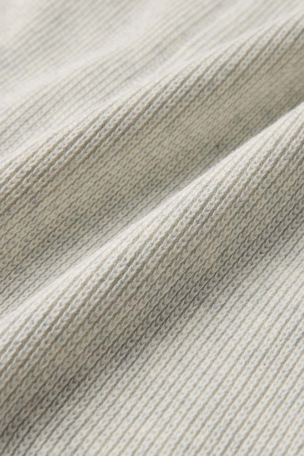 [epigram 여성] 컷아웃 스티치 맨투맨은 부드러운 면 소재로 제작되어 편안한 착용감을 선사합니다. 세미 크롭 기장에 세미 오버핏으로, 캐주얼하면서도 트렌디한 스타일을 연출하며, 데이트룩과 카페룩에 잘 어울립니다. 그레이 컬러의 무지 디자인에 립조직 텍스처와 절개 디테일이 더해져 베이직하면서도 세련된 무드를 줍니다. 긴 소매와 라운드넥, 뒷목 테이프 마감으로 깔끔하게 마무리되었으며, 봄, 가을에 활용하기 좋은 두께감의 맨투맨입니다.
