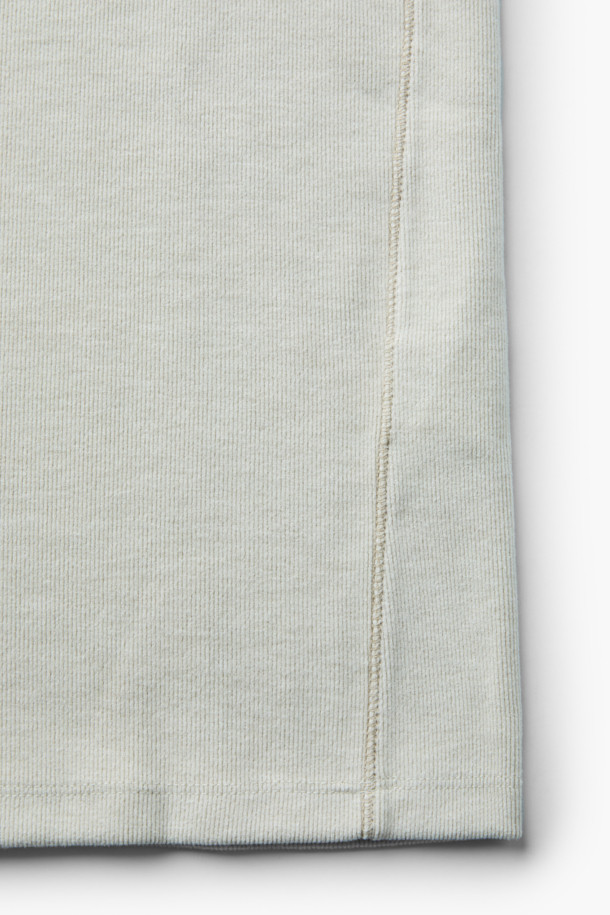 [epigram여성] 소프트 후드 티셔츠는 부드러운 촉감의 면, 레이온 혼방 소재로 제작되어 간절기부터 겨울까지 포근하게 착용할 수 있습니다. 아이보리와 화이트 두 가지 색상으로 출시되었으며, 베이직하고 캐주얼한 스타일을 연출하기 좋습니다. 스탠다드핏의 크롭 기장으로, 드롭숄더 디자인과 후드 안쪽 배색 디테일이 특징입니다. 안감은 없으며, 보온 기능을 갖춘 긴 소매 후드 티셔츠입니다. 집콕룩이나 캐주얼, 미니멀 스타일을 즐겨 입는 여성에게 추천합니다.
