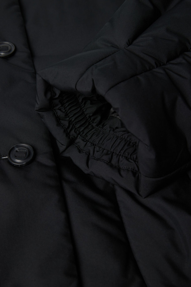 [epigram(에피그램) 여성] 하이넥 패딩 점퍼(머플러set)는 미니멀한 스타일을 추구하는 여성 고객을 위한 겨울철 필수 아우터입니다. 보온성과 경량성을 갖춘 이 패딩 점퍼는 부드러운 촉감의 나일론 소재와 두꺼운 두께감으로 제작되었습니다. 하이넥 디자인과 머플러 세트 구성으로 더욱 따뜻하고 포근한 착용감을 제공하며, 드롭숄더, 볼륨감 있는 실루엣, 소매 턱 디테일, 엘라스틱 밴딩, 드로우스트링 등의 특징으로 스타일리시함을 더했습니다. 숏 기장의 오버핏으로 다양한 룩에 매치하기 좋으며, 출근룩과 모임룩 등 TPO에 구애받지 않고 폭넓게 활용할 수 있습니다.
