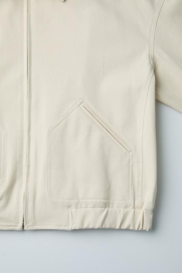 [epigram 여성] 숏 블루종 코튼 점퍼(Set-up)는 면 소재로 제작되어 부드러운 촉감을 선사하는 여성용 캐주얼 블루종입니다. 숏 기장의 레귤러핏으로 래글런 소매와 지퍼형 여밈 방식을 갖추고 있으며, 간절기나 가을에 착용하기 좋습니다. 스트링 디테일과 사이드 포켓이 있어 실용성을 더했으며, 무지 디자인으로 미니멀하고 클래식한 스타일을 연출합니다. 산책룩이나 데이트룩에 다양하게 활용할 수 있으며, 스트레치성이 있어 편안한 착용감을 제공합니다.
