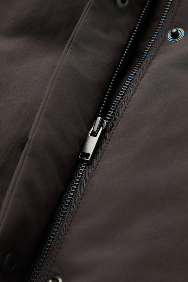 [epigram 여성] 카라 숏다운 점퍼는 미니멀하고 클래식한 스타일을 추구하는 여성들을 위한 겨울철 필수 아이템입니다. 부드러운 촉감의 폴리에스테르 소재와 두꺼운 두께감으로 뛰어난 보온성을 제공하며, 방수 기능까지 갖춰 눈, 비로부터 안전하게 보호해줍니다. 카라넥 디자인과 넌퀼팅 스타일로 세련된 분위기를 연출하며, 덕다운 충전재와 히든 포켓, 고밀도 원단, 형태 안정성 등 섬세한 디테일이 돋보입니다. 출근룩으로도 손색없는 레귤러핏의 브라운 컬러 숏다운 점퍼로, 긴 소매와 지퍼 및 스냅 여밈 방식을 통해 편안하게 착용할 수 있습니다.
