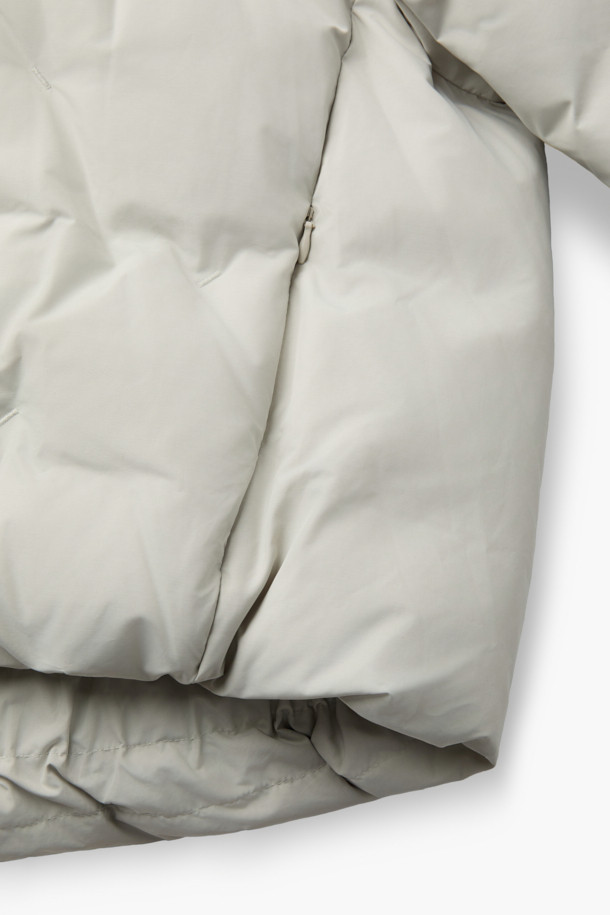 [epigram여성] 후드 스티치 숏 다운은 미니멀한 스타일의 여성용 숏패딩입니다. 하이넥 디자인과 후드가 있어 방풍 및 보온 기능이 뛰어나 겨울철 일상룩과 여행룩에 적합합니다. 덕다운 충전재와 부드러운 촉감으로 편안한 착용감을 선사하며, 오버핏으로 여유로운 실루엣을 연출합니다. 지퍼와 스냅 여밈 방식, 히든 포켓, 소매 엘라스틱 밴딩, 밑단 밴딩, 드로우스트링 등의 디테일이 돋보이며, 화이트 컬러에 무지 패턴으로 다양한 스타일에 매치하기 좋습니다. 
