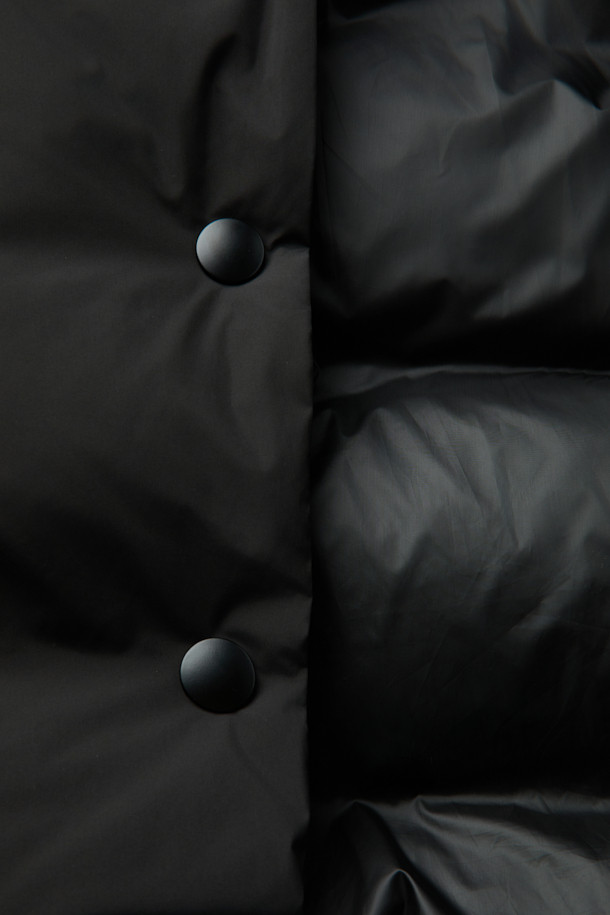 [epigram 여성] 숄카라 미들 다운은 미니멀하고 우아한 스타일을 추구하는 여성들을 위한 겨울철 필수 아이템입니다. 부드러운 촉감의 나일론 소재와 두꺼운 두께로 뛰어난 보온성을 제공하며, 숄 카라 디자인이 세련된 분위기를 연출합니다. 루즈핏으로 편안한 착용감을 선사하며, 히든 포켓, 드로우스트링, 넌퀼팅, 덕다운 충전재, 초경량, 고밀도 안감 등의 디테일이 돋보입니다. 블랙 컬러의 무지 디자인으로 출근룩, 모임룩 등 다양한 TPO에 활용 가능하며, 미니멀, 클래식, 시크한 스타일을 완성합니다. 스냅 및 더블 버튼 여밈 방식으로, 긴 소매 기장의 미디엄 기장 아우터입니다.
