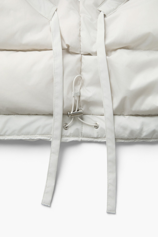 [epigram(에피그램) 여성] 스트링 다운 베스트는 간절기부터 겨울까지 폭넓게 활용 가능한 여성용 베스트입니다. 화이트 컬러의 무지 디자인으로, 캐주얼 및 베이직 스타일을 선호하는 분들께 적합합니다. 세미 오버핏으로 편안하게 착용 가능하며, 덕다운 충전재와 두꺼운 두께감으로 뛰어난 보온성을 제공합니다. 후드, 스트링 디테일, 사이드 포켓, 지퍼형 여밈 방식이 특징이며, 경량 소재로 제작되어 활동성을 높였습니다. 겨울철 데일리룩, 산책룩, 여행룩 등 다양한 TPO에 맞춰 미니멀하고 클래식한 스타일을 연출해보세요.
