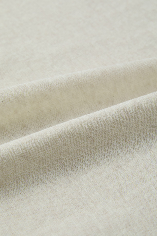 [epigram(에피그램) 여성] 시어 니트 맨투맨은 여름과 간절기에 활용하기 좋은 여성용 상의입니다. 아이보리와 화이트 두 가지 색상으로 출시되었으며, 베이직하고 미니멀한 스타일을 추구하는 분들께 적합합니다. 면과 나일론 혼방의 시어 소재로 제작되어 부드러운 촉감과 통기성을 제공하며, 얇은 두께감으로 시원하게 착용할 수 있습니다. 래글런 소매와 밀라노 조직, 배색 레터링 자수 디테일이 특징이며, 루즈핏 라운드넥 디자인으로 데이트룩, 카페룩 등 다양한 TPO에 맞춰 연출할 수 있습니다. 블루종 스타일로도 활용 가능하여 미니멀, 클래식, 캐주얼 등 폭넓은 스타일을 소화할 수 있습니다.
