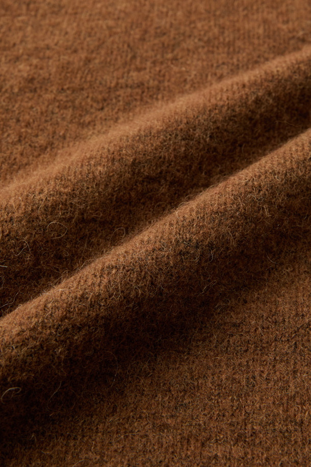 [epigram여성] 슬릿 디테일 니트 베스트는 간절기부터 초겨울까지 포근하게 착용하기 좋은 여성 니트 베스트입니다. 부드러운 알파카, 울, 나일론, 스판 혼방 소재로 제작되어 가볍고 포근한 착용감을 선사합니다. 라운드넥 디자인에 루즈핏으로 편안한 착용감을 제공하며, 브라운 컬러와 미니멀한 스타일이 특징입니다. 양 옆 슬릿 디테일이 돋보이며, 다양한 룩에 레이어드하여 클래식하면서도 세련된 스타일을 연출할 수 있습니다. 민소매 기장으로 간절기에는 단독으로, 초겨울에는 아우터와 함께 매치하여 활용하기 좋습니다.
