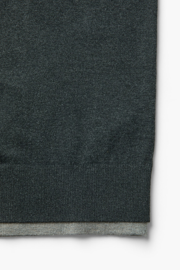 [epigram 여성] 레이어드 배색 가디건은 차콜과 연그레이 두 가지 색상으로 출시된 여성용 니트/스웨터입니다. 간절기와 초겨울에 적합하며, 부드러운 니트 소재와 유연한 촉감이 특징입니다. 라운드넥에 레귤러핏으로 디자인되었으며, 레이어드 디자인과 소매 안쪽 트임 디테일이 세련된 무드를 더합니다. 두꺼운 두께감과 리브 조직 마감으로 보온성을 높였으며, 블루종 스타일 연출도 가능하여 데일리, 일상, 카페룩, 가을 나들이룩 등 다양한 TPO에 활용하기 좋습니다. 클래식, 미니멀, 캐주얼 스타일을 즐겨 입는 여성에게 추천합니다.
