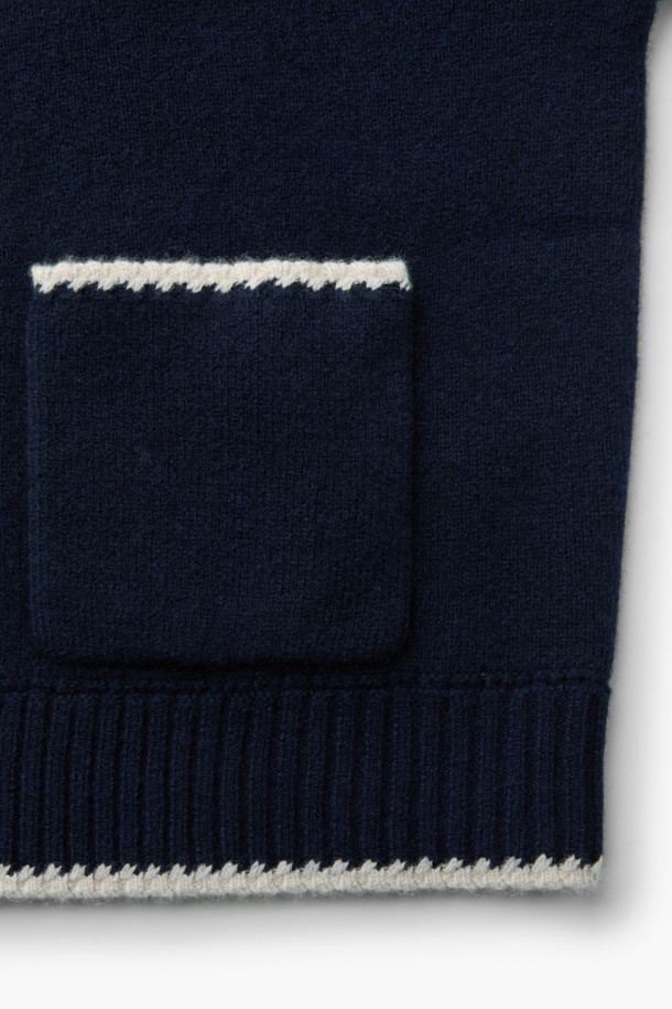 [epigram**여성**] 울 스티치 카라 가디건은 간절기부터 초겨울까지 포근하게 착용하기 좋은 여성 니트 가디건입니다. 울 100% 소재로 제작되어 부드러운 촉감을 선사하며, 슬림핏 디자인으로 여성스러운 실루엣을 연출합니다. 네이비와 화이트 두 가지 색상으로 출시되었으며, 핸드 스티치 디테일, 배색 포인트, 아웃포켓, 래글런 소매 등 섬세한 디자인이 돋보입니다. [epigram] 레터링 로고와 블루종 형태의 마감으로, 클래식하면서도 미니멀한 무드를 자아내 데이트룩, 카페룩, 겨울 데일리룩 등 다양한 TPO에 활용하기 좋습니다.
