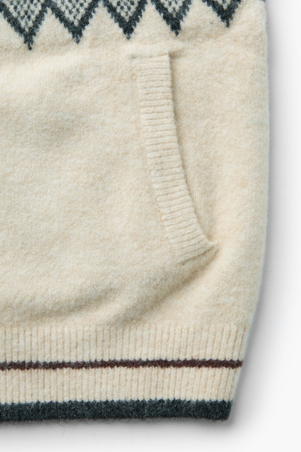 [epigram여성] 노르딕 패턴 라운드 가디건은 포근한 겨울 스타일을 완성하는 아이보리 컬러의 니트 가디건입니다. 래글런 소매와 립조직 마감으로 편안한 착용감을 선사하며, 부드러운 촉감의 두꺼운 니트 소재가 특징입니다. 노르딕 패턴과 사이드 포켓, 싸개 단추, 배색 포인트 디테일이 캐주얼한 무드를 더합니다. 라운드넥에 오버핏으로 제작되어 겨울 데일리룩, 집콕룩, 산책룩 등 다양한 TPO에 활용하기 좋습니다.
