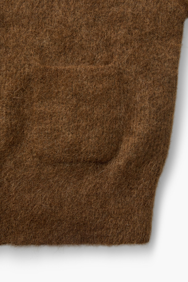 [epigram 여성] 모헤어 라운드 가디건은 부드러운 촉감의 모헤어 69% 함유된 겨울철 필수 아이템입니다. 숏 기장의 루즈핏으로, 미니멀하고 베이직한 스타일을 연출하며, 라운드넥 디자인과 배색 너트 단추로 포인트를 더했습니다. 톤 다운된 브라운 컬러와 무지 패턴은 어떤 옷에도 쉽게 매치되어 데일리룩, 집콕룩, 데이트룩 등 다양한 TPO에 활용할 수 있습니다. 아웃포켓과 립 조직 마감, 세미 드롭 숄더 디테일이 돋보이며, 보온성을 높여 추운 계절에도 따뜻하게 입을 수 있습니다. 
