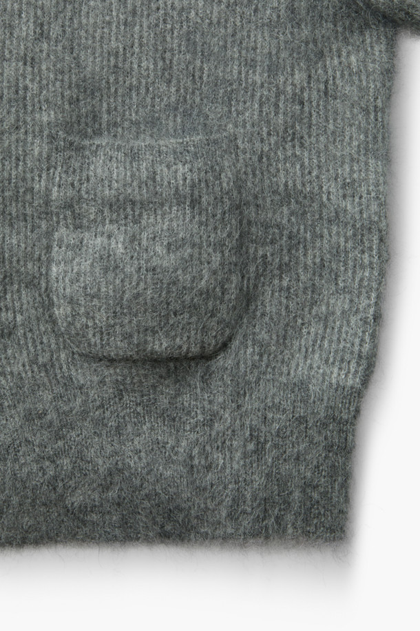 [epigram 여성] 모헤어 라운드 가디건은 부드러운 촉감의 모헤어 69% 함유된 여성용 가디건입니다. 라운드넥에 숏 기장, 긴 소매, 루즈핏으로 편안하게 착용 가능하며, 아웃포켓과 립조직, 배색 너트 단추 디테일이 특징입니다. 두꺼운 두께감으로 보온성을 높여 겨울철 데일리룩, 집콕룩, 카페룩에 활용하기 좋습니다. 미니멀하고 베이직한 디자인으로 다양한 스타일 연출이 용이합니다. 세미 드롭 숄더 디자인으로 자연스러운 실루엣을 선사합니다.
