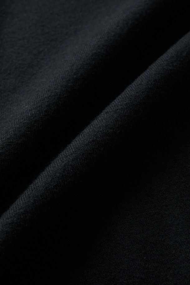 **[epigram 여성] 버튼 후드 니트 풀오버**는 포근한 착용감의 여성용 니트 풀오버입니다. 부드러운 레이온 소재로 제작되어 가을, 겨울철 일상에서 편안하게 착용하기 좋습니다. 루즈핏에 넉넉한 두께감과 드롭숄더 디자인으로, 캐주얼하면서도 스타일리시한 분위기를 연출합니다. 후드, 긴 소매, 무지 디자인으로 미니멀한 감성을 더하며, 볼륨감 있는 실루엣과 싸개 단추, 스트링, 더블 립조직 소맷단, 파이핑 디테일이 돋보입니다. 겨울 데일리룩, 집콕룩, 산책룩 등 다양한 TPO에 맞춰 캐주얼, 미니멀, 클래식 스타일을 완성해보세요.
