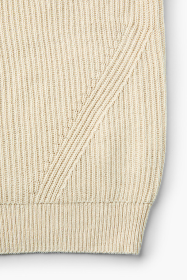 [epigram여성] 넥 슬릿 니트는 가을과 겨울, 캐주얼하고 베이직한 스타일을 연출하는 여성용 니트입니다. 아이보리, 베이지 두 가지 색상으로 제공되며, 넥 슬릿 디테일이 특징입니다. 두꺼운 두께감과 부드러운 촉감의 면 소재로 제작되었으며, 래글런 소매와 볼륨감 있는 소매 디자인이 돋보입니다. 레귤러핏에 리브 조직 밑단, 블루종 실루엣으로 편안하면서도 세련된 핏을 선사합니다. 겨울 데일리룩, 카페룩, 집콕룩 등 다양한 TPO에 활용하기 좋은 아이템입니다.
