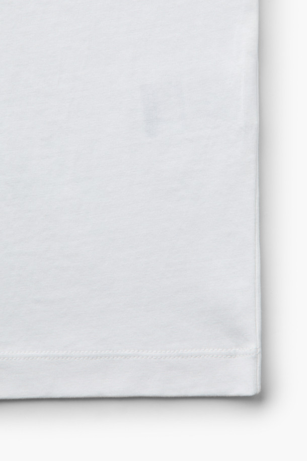 안동 탈춤 페스티벌의 흥겨움을 담아낸 오버핏 반팔 티셔츠입니다. 부드러운 면 소재로 제작되어 편안한 착용감을 선사하며, 봄, 여름 계절에 시원하게 즐기기 좋습니다. 화이트 컬러 바탕에 하트 형태의 안동 지도 그래픽, 하회탈 그래픽, 라바 나염 프린팅과 하트 자수 디테일이 돋보이는 캐주얼 스타일의 티셔츠입니다. 동네 마실룩, 여행룩, 봄 소풍룩 등 다양한 TPO에 활용 가능하며, M, L 두 가지 사이즈로 만나보실 수 있습니다. 미니멀, 스트리트 스타일을 선호하는 분들께 추천합니다.
