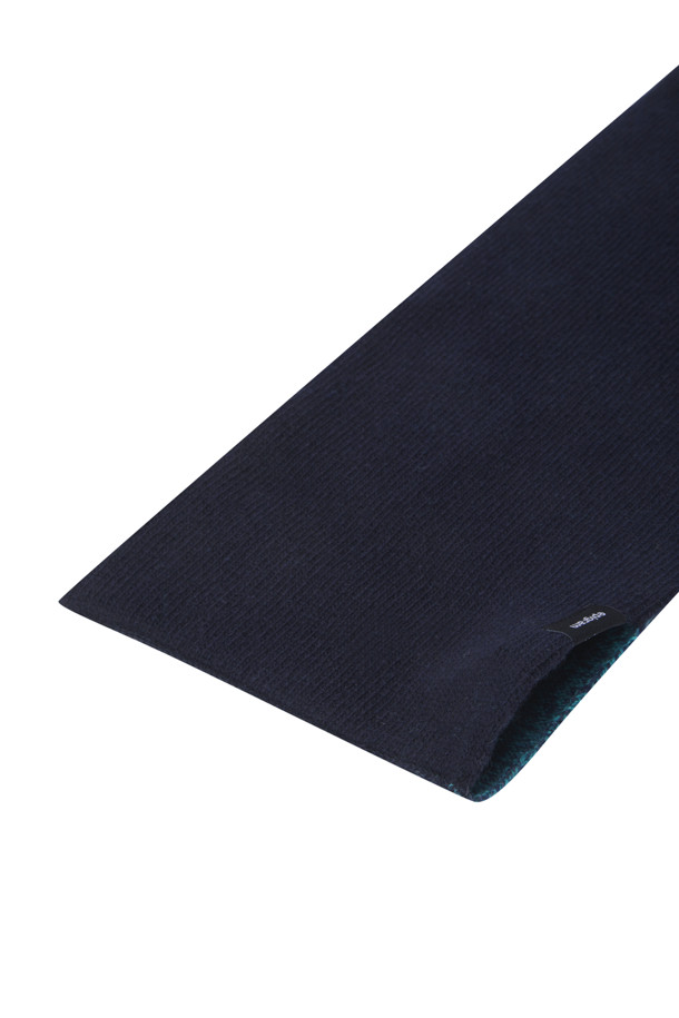 네이비와 블루 양면 배색으로 세련된 멋을 더한 홀 머플러입니다. 울과 캐시미어 소재를 사용하여 부드러운 촉감과 뛰어난 보온성을 제공하며, 72cm 기장으로 다양한 스타일 연출이 가능합니다. 홀 디테일이 디자인 포인트로, 고정하여 착용할 수 있어 실용적입니다. 가을, 겨울철 데일리룩, 산책룩, 데이트룩 등 어떤 스타일에도 잘 어울리는 베이직한 무드의 머플러입니다.
