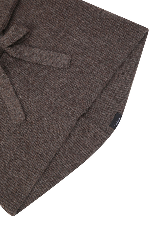 부드러운 울과 캐시미어 소재로 제작된 브라운 컬러의 니트 바라클라바입니다. 깊은 모자 깊이와 넥 라인이 여유로운 디자인으로, 보온성을 높여 겨울철 따뜻하게 착용할 수 있습니다. 무지 패턴에 리본 장식이 더해져 클래식하면서도 미니멀한 스타일을 연출합니다. 아우터 안팎으로 스타일링이 가능하며, 부드러운 촉감으로 편안하게 착용할 수 있습니다. 남녀 모두 착용 가능하며, 겨울철 일상룩에 포인트를 더해줍니다.

