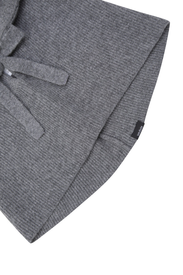 부드러운 울과 캐시미어 혼방 소재로 제작되어 뛰어난 보온성을 자랑하는 니트 바라클라바입니다. 깊은 모자 깊이와 여유로운 핏으로 편안한 착용감을 선사하며, 넥 라인 아래 여유있는 디자인은 활동성을 높여줍니다. 무지 디자인에 리본 장식이 더해져 클래식, 미니멀, 캐주얼 등 다양한 스타일과 매치하기 좋습니다. 겨울철 일상룩은 물론, 캠핑룩과 겨울 스포츠 활동 시에도 따뜻하게 착용할 수 있으며, 아우터 안팎으로 스타일리시하게 연출 가능합니다. 그레이 컬러로 어떤 옷에도 잘 어울립니다.
