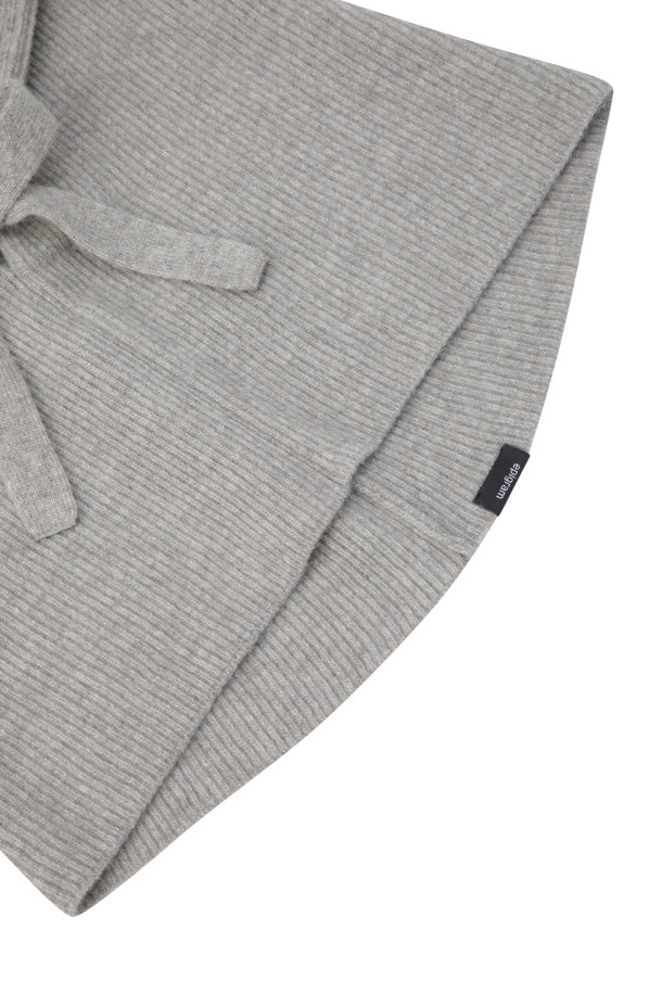 울과 캐시미어 소재로 제작되어 부드러운 촉감을 선사하는 니트 바라클라바입니다. 깊은 모자 깊이와 두꺼운 두께로 뛰어난 보온성을 제공하며, 겨울철 추위로부터 얼굴 전체를 포근하게 감싸줍니다. 넥 라인이 여유롭게 디자인되어 아우터 안팎으로 자유롭게 착용 가능하며, 무지 디자인으로 미니멀, 클래식, 캐주얼 등 다양한 스타일과 매치하기 좋습니다. 남녀 모두 착용 가능한 디자인으로, 활용도 높은 겨울철 필수 아이템입니다.
