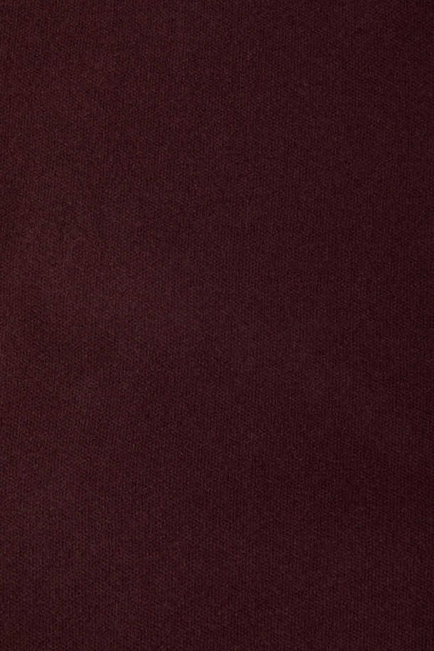 부드러운 울과 캐시미어 혼방 소재로 제작된 삼각 머플러입니다. 와인 컬러의 무지 디자인으로, 가을과 겨울철 데일리룩에 따뜻함과 스타일을 더해줍니다. 얇은 두께감으로 답답함 없이 착용 가능하며, 보온 기능을 갖춰 실용적입니다. 삼각형 형태로 헤어 스카프 또는 레이어드 악세사리로도 활용할 수 있어 다양한 스타일 연출이 가능합니다. 클래식, 미니멀, 캐주얼 등 어떤 스타일에도 잘 어울리는 베이직 아이템입니다.
