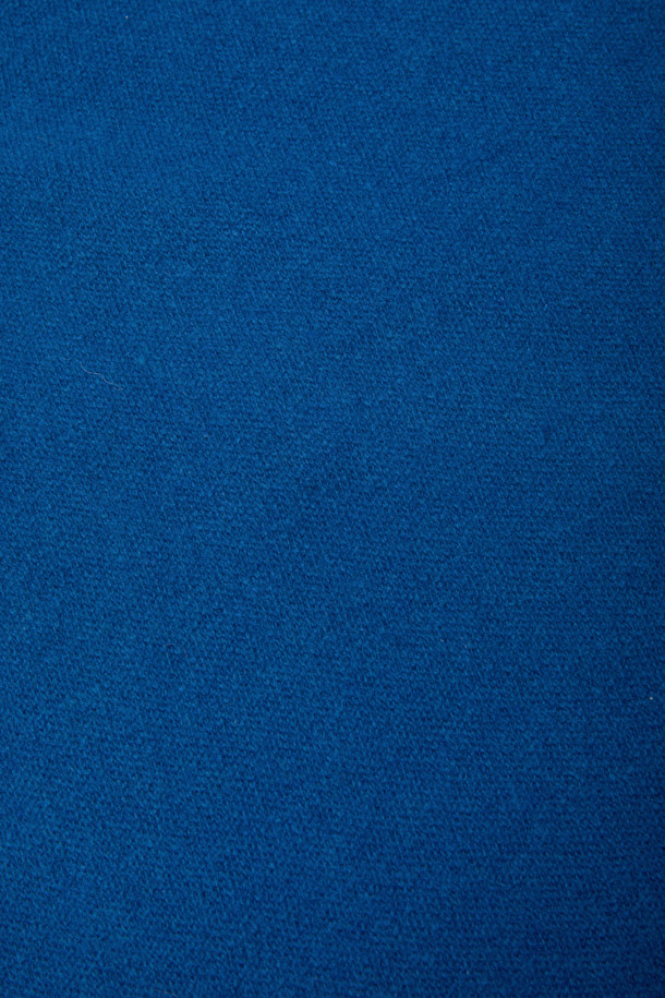 부드러운 촉감의 울과 캐시미어 혼방 소재로 제작된 삼각 머플러입니다. 가을, 겨울 시즌 데일리룩에 따뜻함과 스타일을 더해줄 베이직한 디자인의 무지 머플러입니다. 넉넉한 사이즈감으로 머플러, 헤어 스카프, 레이어드 악세사리 등 다양하게 활용 가능하여 활용도가 높습니다. 클래식, 미니멀, 캐주얼 등 어떤 스타일에도 잘 어울리며, 겨울철 산책룩, 카페룩에도 포인트를 줄 수 있습니다. 시원한 블루 컬러가 세련된 느낌을 더합니다.
