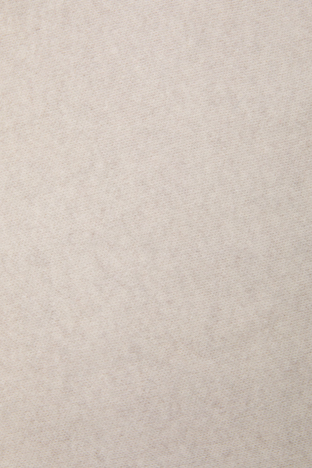 부드러운 울과 캐시미어 소재로 제작되어 포근한 착용감을 선사하는 삼각 머플러입니다. 가을, 겨울 시즌에 어울리는 얇은 두께감으로, 보온성을 유지하면서도 답답함 없이 착용할 수 있습니다. 베이직한 디자인과 무지 패턴으로 어떤 스타일에도 잘 어울립니다. 삼각형 형태로, 머플러, 헤어 스카프, 레이어드 악세사리 등 다채로운 연출이 가능합니다. 겨울 데일리룩, 산책룩, 여행룩 등 다양한 TPO에 맞춰 클래식, 미니멀, 캐주얼 무드로 활용해보세요. 3가지 컬러로 구성되어 취향에 따라 선택할 수 있습니다.
