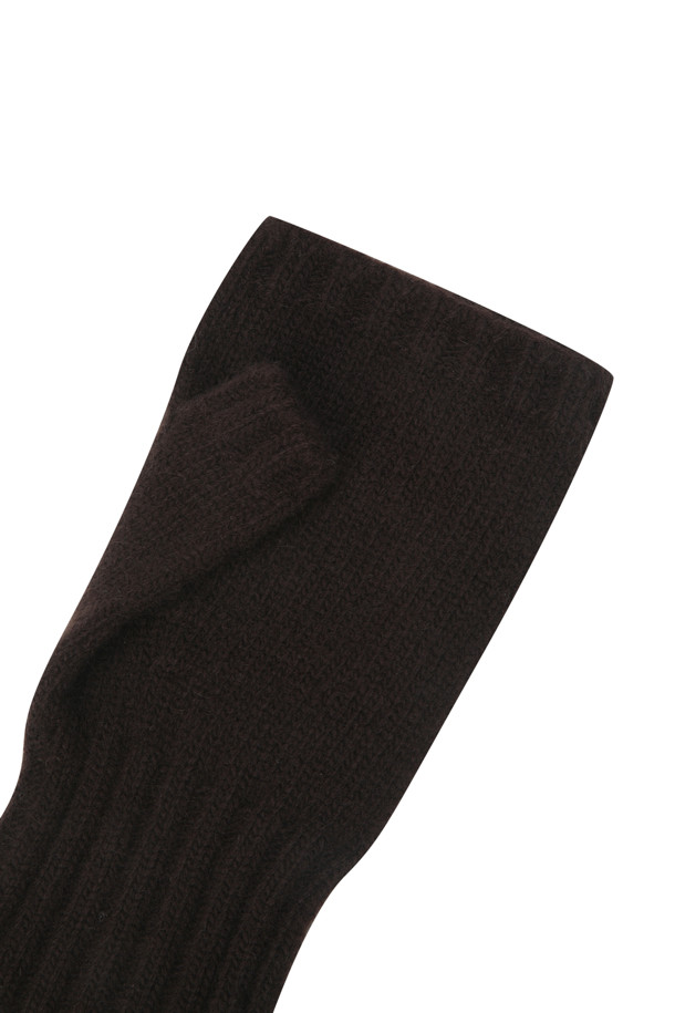 부드러운 울과 캐시미어 소재로 제작되어 포근함을 선사하는 브라운 컬러의 니트 워머 장갑입니다. 겨울철 추위를 막아주는 두꺼운 두께감과 부드러운 촉감으로 편안하게 착용할 수 있으며, 핸드워머 형태로 디자인되어 활동성을 높였습니다. 스마트폰 터치가 가능하여 실용적이며, 무지 디자인으로 어떤 룩에도 쉽게 매치할 수 있습니다. 베이직한 스타일로 겨울 데일리룩, 산책룩, 집콕룩 등 다양한 TPO에 활용 가능하며, 니트 비니와 함께 세련된 스타일을 연출해보세요. 미니멀, 클래식, 캐주얼 등 다양한 스타일(무드)에 잘 어울립니다.
