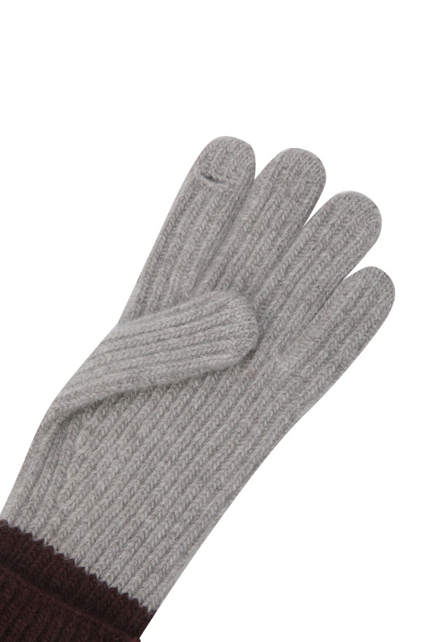 부드러운 울과 캐시미어 혼방 소재로 제작된 배색 니트 장갑입니다. 그레이와 브라운 두 가지 색상으로 출시되어 어떤 옷에도 잘 어울립니다. 손목 부분 배색 디자인이 돋보이며, 엄지 및 검지 손가락 핑거홀이 있어 스마트폰 터치가 용이합니다. 두꺼운 두께감으로 겨울철 보온성을 높여주며, 클래식, 미니멀, 캐주얼 등 다양한 스타일과 출근룩에 매치하기 좋습니다. 일상생활에서 따뜻함과 스타일을 동시에 잡을 수 있는 실용적인 아이템입니다.
