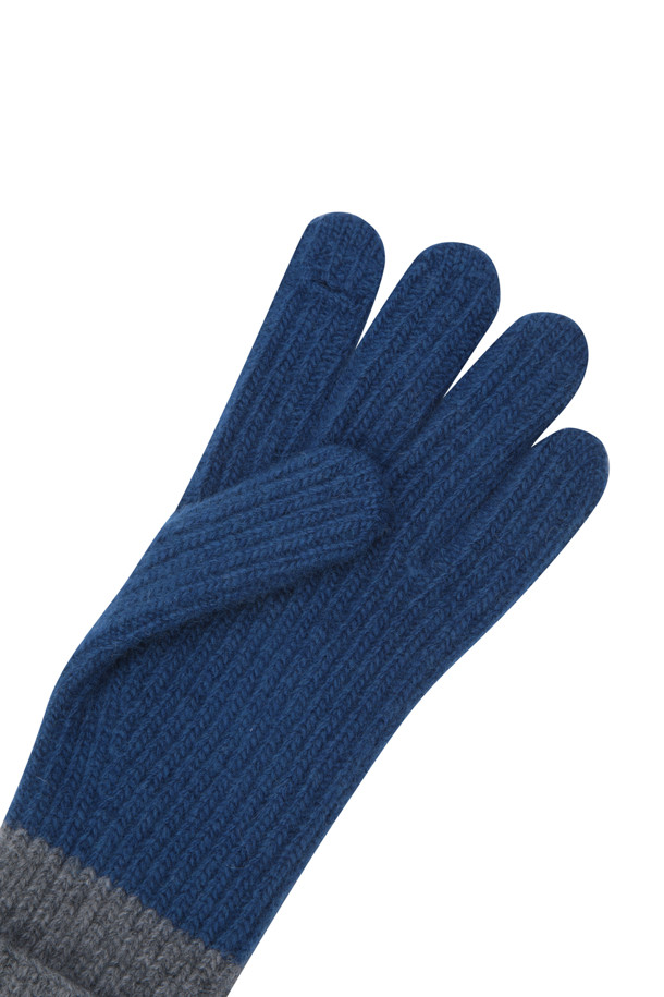 네이비와 그레이 컬러 배색으로 세련된 감각을 더한 겨울철 필수 아이템, 배색 니트 장갑입니다. 부드러운 울과 캐시미어 혼방 소재로 제작되어 뛰어난 보온성과 포근한 착용감을 선사합니다. 손목 부분 배색 디자인이 돋보이며, 엄지 및 검지 핑거홀이 있어 스마트폰 사용에도 편리합니다. 클래식, 미니멀, 캐주얼 등 다양한 스타일의 출근룩에 매치하여 포인트를 줄 수 있는 실용적인 아이템입니다. 두꺼운 두께감으로 추운 날씨에도 따뜻하게 손을 보호해 줍니다.
