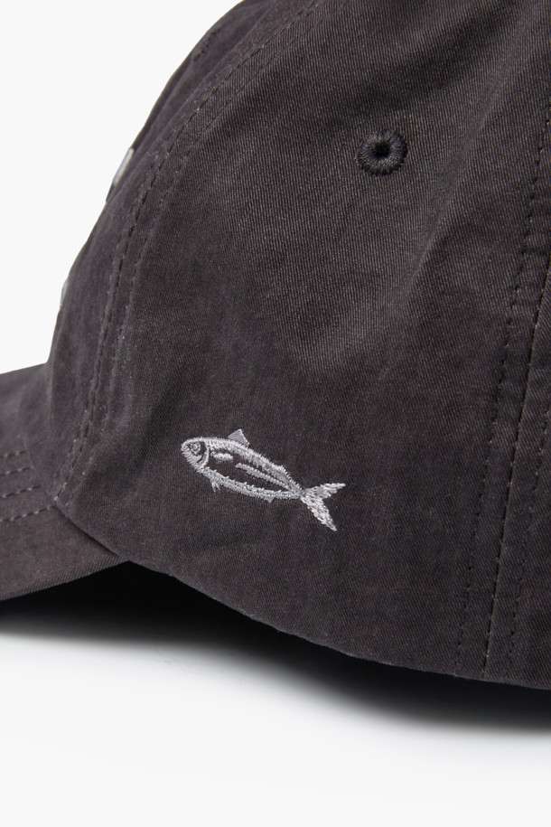 고등어 아트웍 양말은 발목 위 기장으로 제작되어 편안한 착용감을 제공합니다. 면과 혼방 소재로 사계절 내내 활용 가능하며, 흡습 기능으로 쾌적함을 유지합니다. 블랙과 청록색 두 가지 컬러로 만나볼 수 있으며, 고등어 아트웍과 레터링 프린트가 캐주얼하고 미니멀한 스타일을 연출합니다. 일상, 집콕, 산책 등 다양한 TPO에 잘 어울리는 아이템입니다. 바닥 파일지 사양으로 내구성을 높였습니다.
