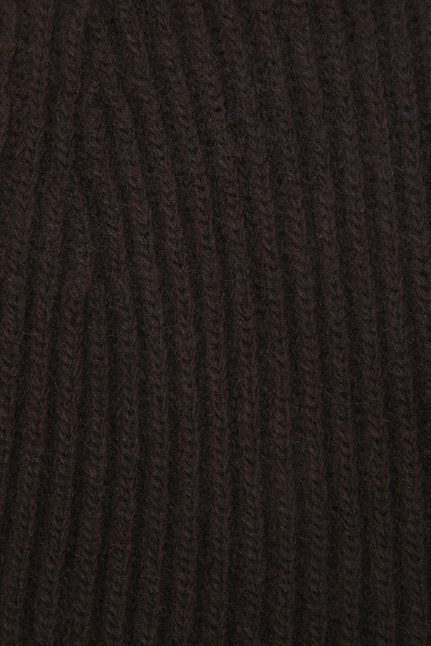 부드러운 촉감의 울캐시 니트비니입니다. 가을, 겨울철 보온성을 책임지는 두꺼운 두께감으로 제작되었으며, 브라운 컬러와 골지 패턴이 클래식하고 미니멀한 스타일을 연출합니다. 일상, 산책, 여행 등 다양한 TPO에 활용하기 좋으며, 턴업 스타일로도 연출 가능합니다. 로고 자수 디테일이 돋보이는 니트 비니로, 데일리룩에 포인트를 더해보세요.
