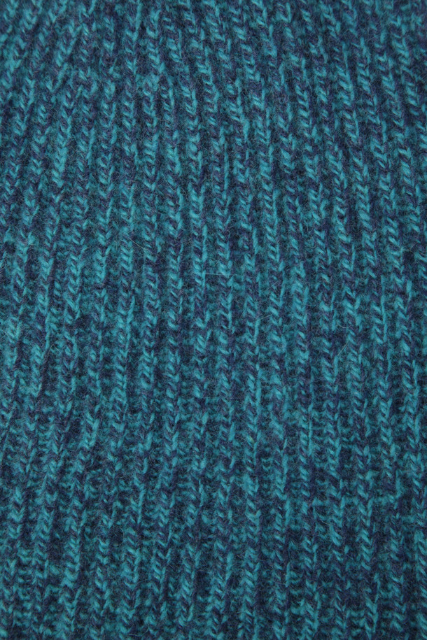 울캐시 니트비니는 울과 캐시미어 소재를 사용하여 부드러운 촉감과 뛰어난 보온성을 제공하는 모자입니다. 깊은 모자 깊이와 두꺼운 두께로 겨울철 추위에도 따뜻하게 착용할 수 있습니다. 무지 디자인에 로고 자수 디테일로 포인트를 더했으며, 턴업 스타일로도 연출 가능합니다. 클래식, 미니멀, 캐주얼 스타일 모두 소화 가능하여 겨울 데일리룩, 산책룩, 여행룩에 활용하기 좋습니다. 차분한 블루 컬러는 어떤 옷에도 잘 어울려 실용적입니다.
