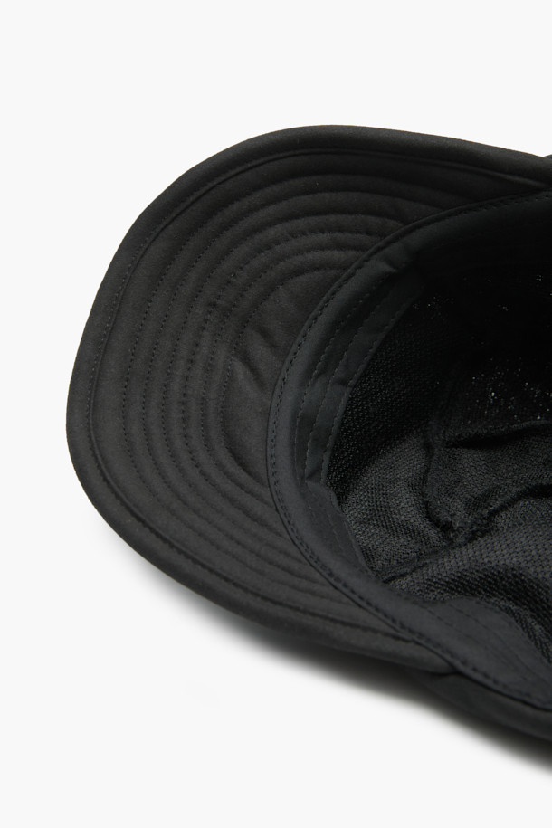 플리스 이어머프 캡은 겨울철 추위로부터 따뜻하게 보호해 주는 공용 모자입니다. 부드러운 플리스 소재와 두꺼운 두께로 제작되어 뛰어난 보온성을 제공하며, 귀를 감싸는 디자인으로 더욱 포근한 착용감을 선사합니다. 블랙 컬러에 로고 자수 디테일이 더해져 캐주얼, 미니멀, 클래식 스타일 어디에도 잘 어울립니다. 일상, 산책, 동네 마실 등 다양한 겨울철 데일리룩에 활용하기 좋으며, 볼캡 스타일로 편안하게 착용할 수 있습니다.
