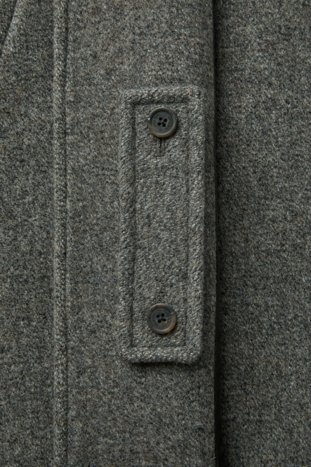 차분한 그레이 컬러의 패턴 발마칸 코트입니다. 울과 나일론 혼방 소재로 제작되어 부드러운 촉감과 함께 겨울철 따뜻함을 선사합니다. 히든 버튼과 스냅으로 여밈 방식이 간편하며, 레귤러핏으로 편안한 착용감을 제공합니다. 사이드 슬릿, 소매 버튼 비조, 넥마스크형 비조 탈부착, 히든 플래킷 등의 디테일이 돋보이며, 클래식, 모던, 캐주얼 등 다양한 스타일 연출에 활용할 수 있습니다. 겨울 데일리룩, 출근룩, 모임룩 등 TPO에 맞춰 활용 가능하며, 미니멀한 스타일을 선호하는 분들께 추천합니다.
