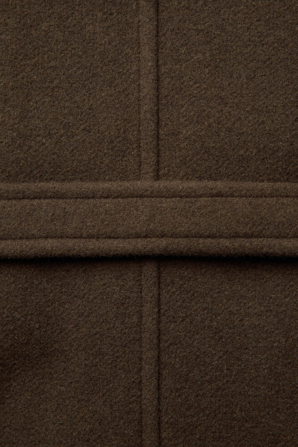 세련된 남성미를 선사하는 스탠드넥 벨티드 코트입니다. 부드러운 울 소재로 제작되어 뛰어난 촉감과 보온성을 자랑하며, 가을과 겨울 시즌에 적합합니다. 하이넥 디자인과 탈부착 가능한 허리 벨트가 클래식하면서도 세련된 스타일을 연출하며, 웰트 포켓, 뒷면 슬릿, 소매 비조 디테일이 고급스러움을 더합니다. 세미 오버핏으로 제작되어 편안한 착용감을 제공하며, 오피스룩, 비즈니스 캐주얼, 모임룩 등 다양한 TPO에 활용 가능합니다. 브라운 컬러의 무지 디자인으로 미니멀하고 클래식한 매력을 선사합니다.
