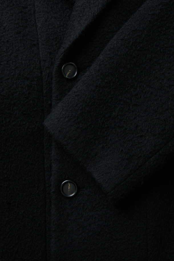 **카센티노 숄카라 벨티드 코트**는 여성스러운 실루엣을 강조하는 겨울철 필수 아우터입니다. 부드러운 울 소재의 두꺼운 카센티노 조직으로 제작되어 높은 보온성을 제공하며, 오버핏과 A라인 핏으로 편안하면서도 세련된 스타일을 연출합니다. 숄카라 디자인과 탈부착 가능한 벨트, 웰트 포켓, 뒤쪽 맞주름 디테일이 특징이며, 클래식, 미니멀, 시크한 스타일을 즐기는 분들께 오피스룩, 출근룩, 모임룩으로 추천합니다. 긴 소매 기장과 맥시 기장으로 우아함을 더하며, 블랙 컬러는 어떤 옷에도 잘 어울려 활용도가 높습니다.
