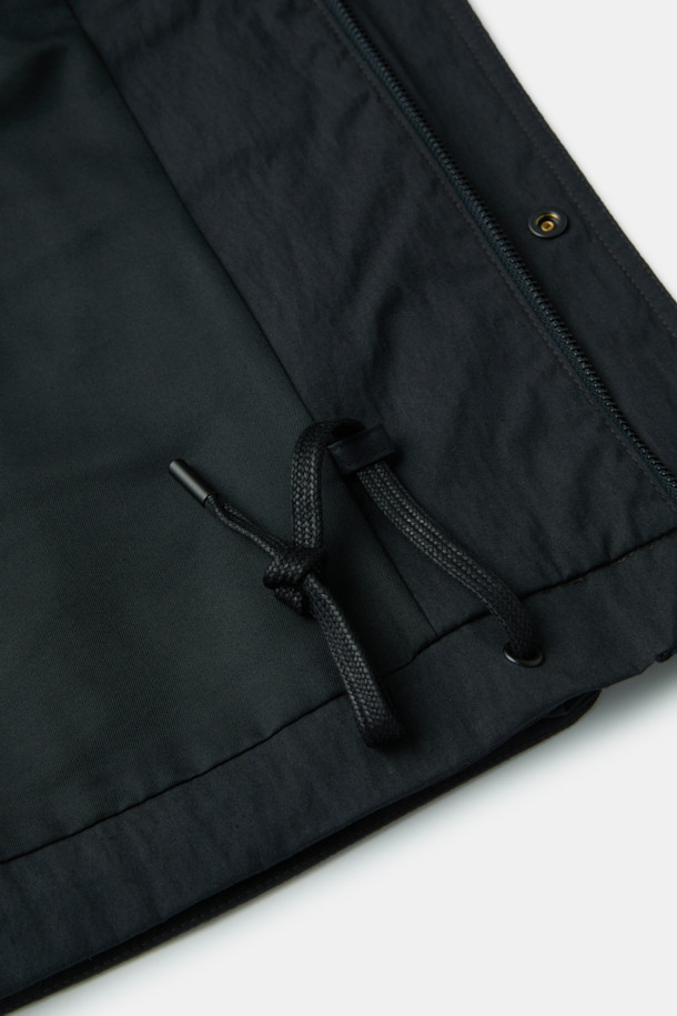 "크링클 TOOK 재킷"은 간절기에 착용하기 좋은 캐주얼 스타일의 자켓입니다. 블랙 컬러의 무지 디자인으로, 출근룩과 모임룩 등 다양한 TPO에 활용할 수 있습니다. 오버핏으로 편안한 착용감을 선사하며, 카라 부분의 코듀로이 배색과 크링클 텍스처가 특징입니다. 스냅과 지퍼 이중 여밈 방식으로, 가슴 사선 포켓과 하단 입체 포켓으로 실용성을 더했습니다. 드로우스트링 밑단으로 핏 조절이 가능합니다.
