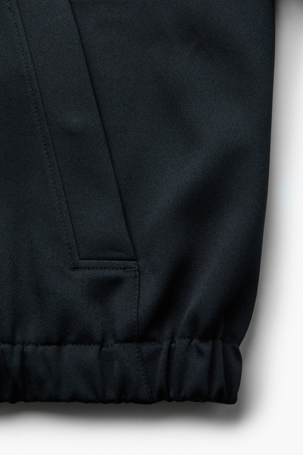 **블랙 집업 블루종 재킷(set-up)**은 간절기에 적합한 남녀 공용 아우터입니다. 발수 기능이 있어 실용적이며, TRABEST 소재로 제작되어 부드러운 촉감과 탄탄한 내구성을 자랑합니다. 세련된 무드의 무지 디자인으로, 출근룩이나 데이트룩 등 다양한 TPO에 활용할 수 있습니다. 히든 지퍼와 스냅 버튼 여밈 방식으로 깔끔함을 더했으며, 밑단 턱 디테일과 소매단 버튼, 양옆 스냅 버튼 포켓으로 포인트를 주었습니다. 셋업으로 구성되어, 미니멀, 클래식, 시크 스타일을 연출하기 좋습니다.
