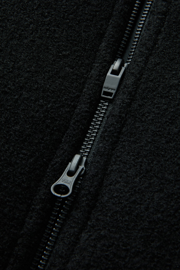 부드러운 울 소재로 제작되어 포근함을 선사하는 울 부클 블루종 재킷입니다. 오버핏 디자인과 두꺼운 두께감으로 가을, 겨울 시즌 따뜻하게 착용하기 좋습니다. 블랙 컬러의 무지 디자인으로 어떤 스타일에도 쉽게 매치할 수 있으며, 캐주얼, 미니멀, 클래식 무드를 연출하기 좋습니다. 드롭 숄더, 하이넥, 투웨이 지퍼, 밴딩 처리, 드로우스트링 등의 디테일로 활동성과 보온성을 높였습니다. 출근룩과 모임룩 등 다양한 TPO에 활용 가능하며, 집업 스타일로 간편하게 착용할 수 있습니다.
