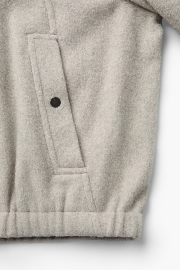 부드러운 울 소재의 노카라 집업 재킷입니다. 라이트 베이지 컬러로 어떤 옷에나 잘 어울리며, 코지한 스타일을 연출합니다. 밑단 밴딩과 드로우스트링으로 편안한 착용감을 제공하며, 패널 절개 디테일이 돋보입니다. 소맷단 스냅 버튼으로 포인트를 더했으며, 겨울철 데일리룩, 동네 마실룩, 산책룩 등 다양한 TPO에 활용하기 좋습니다. 미니멀, 클래식, 캐주얼 스타일을 즐겨 입는 분들께 추천합니다.
