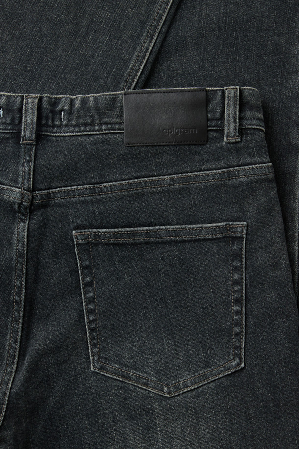 **중청 데일리핏 데님**

**데일리룩**과 **비즈니스 캐주얼** 스타일을 모두 아우르는 중청 데님입니다. 부드러운 촉감의 데님 소재에 **슬림핏**과 **데일리핏**으로 편안함을 더했습니다. **그레이** 및 **블루블랙** 두 가지 컬러로 출시되어, **사계절** 어떤 스타일에도 매치하기 좋습니다. 은은한 그레이 워싱과 **한지 소재 와펜 디테일**, **epigram 로고**가 세련된 무드를 연출하며, 스트레치 소재로 활동성을 높였습니다. **미니멀**, **클래식**, **캐주얼** 등 다양한 스타일을 즐겨보세요.
