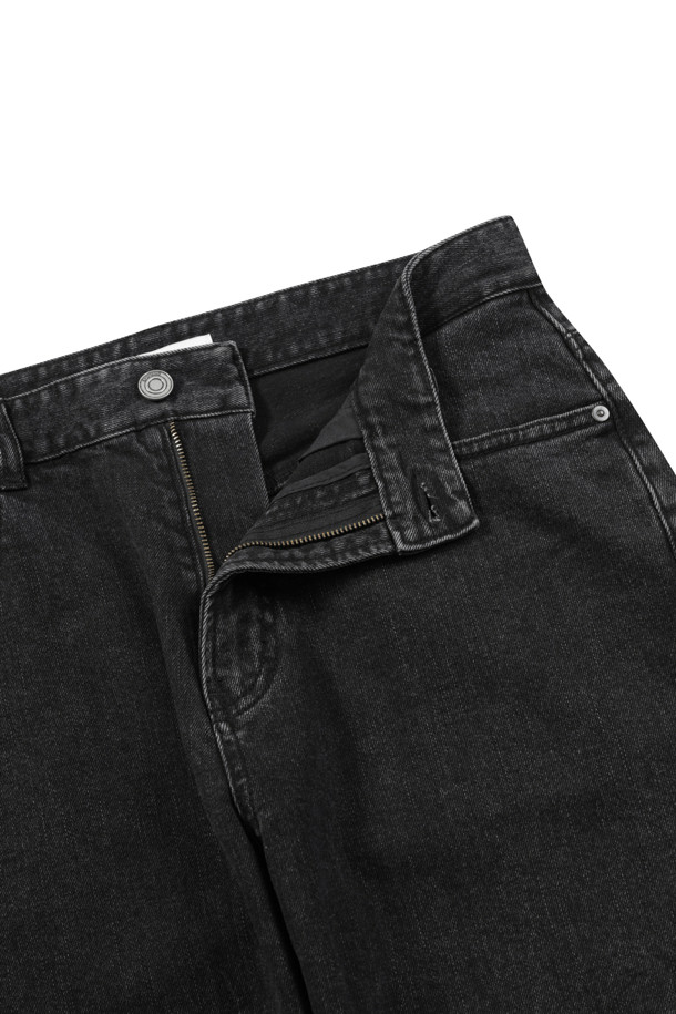 블랙 컴포트핏 데님 팬츠는 일상과 출근룩에 모두 활용 가능한 만능 아이템입니다. 11oz 두께의 데님 소재에 스트레치 원단을 사용하여 편안한 착용감을 선사하며, 캣브러쉬 가공과 시와 가공으로 빈티지하면서도 세련된 스타일을 연출합니다. 107cm 기장으로 다리가 길어 보이는 효과를 주며, 한지 와펜 디테일이 은은한 포인트를 더합니다. 스트레이트 컴포트핏으로 제작되어 편안함과 스타일을 동시에 잡았습니다. 봄, 여름, 가을, 겨울 사계절 내내 활용 가능한 실용적인 데님 팬츠입니다.
