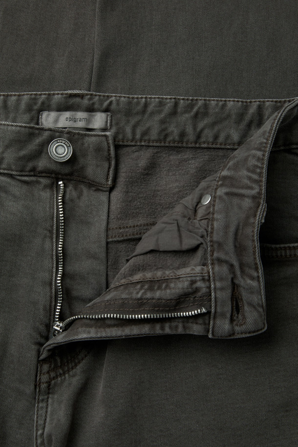 피그다잉 기모 컴포트핏 데님은 부드러운 촉감과 두꺼운 두께감으로 겨울철 따뜻하게 착용 가능한 데님 팬츠입니다. 그레이 컬러의 무지 디자인으로, 캐주얼 및 베이직 스타일을 연출하며 출근룩으로도 활용 가능합니다. 피그먼트 염색 기법, 고스트레치, 고밀도, 형태 안정성, 한지 와펜 디테일로 완성도를 높였습니다. 컴포트핏 스트레이트 핏으로 편안한 착용감을 제공하며, 기모 안감으로 보온성을 더했습니다.
