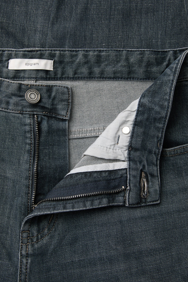 중청과 그레이 컬러가 조화롭게 어우러진 워시드 데님 팬츠입니다. 힙과 허벅지에 여유를 주어 편안한 착용감을 선사하며, 릴랙스핏과 위켄드핏으로 활동성을 높였습니다. 부드러운 데님 소재에 스트레치 기능까지 더해져 편안함을 극대화했습니다. 한지 와펜 디테일과 epigram 로고가 디자인 포인트를 더하며, 비즈니스 캐주얼부터 캐주얼, 미니멀, 클래식 스타일까지 폭넓게 활용할 수 있습니다. 긴 기장감으로 다양한 스타일 연출이 용이합니다.
